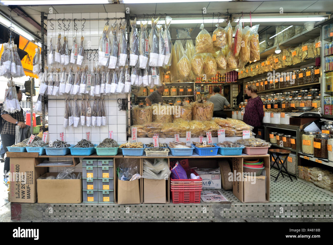 Boutique vendant des fruits de mer secs et des herbes chinoises traditionnelles, Mong Kok, Hong Kong Banque D'Images