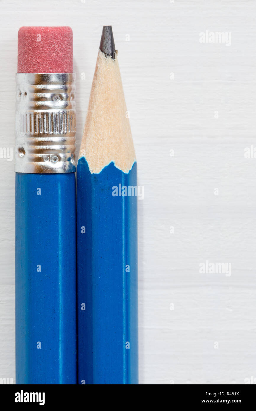 Deux crayons sur fond de bois Banque D'Images