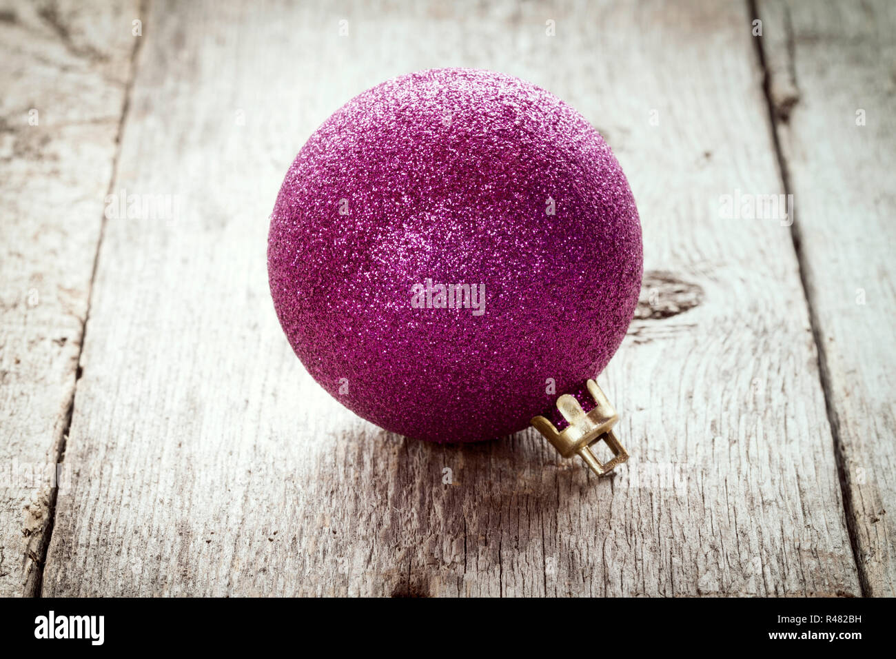 Boule de Noël sur fond sombre Banque D'Images