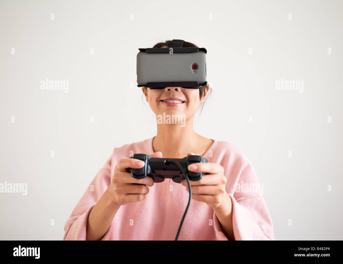 Femme jouant de l'appareil avec la manette si vr Banque D'Images