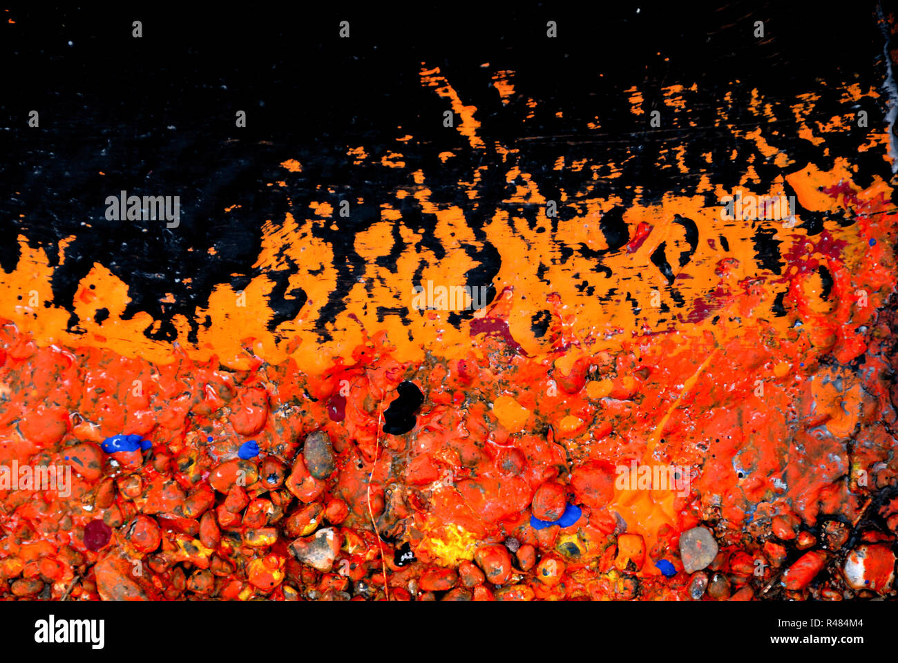 Éclaboussures de peinture aux couleurs vives sur les cailloux ressemblent à des flammes. Banque D'Images