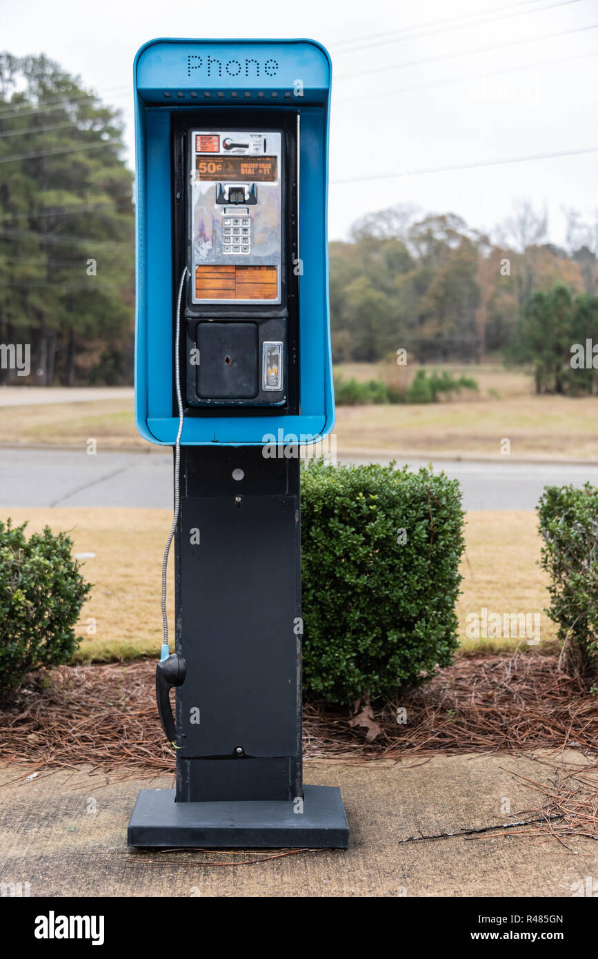 Téléphone public en plein air avec ballants broken combiné à Tupelo, Mississippi. (USA) Banque D'Images