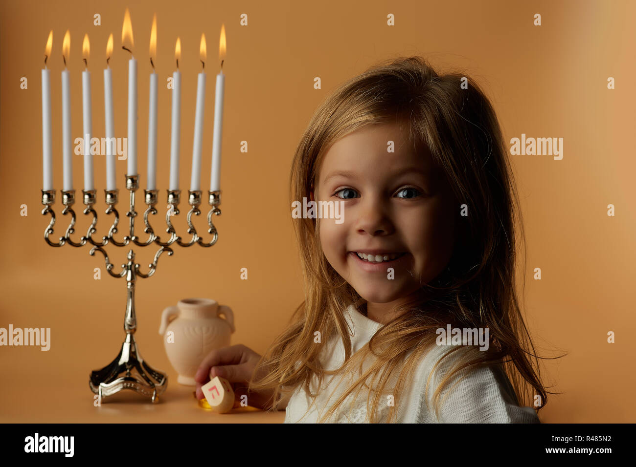 Hanouka : Petite fille sur le fond d'Hanoucca bougies Photo Stock - Alamy