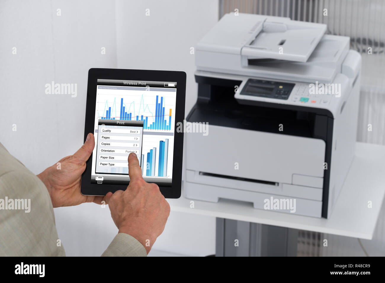 Businessman Giving Commande d'impression Digital Tablet Banque D'Images