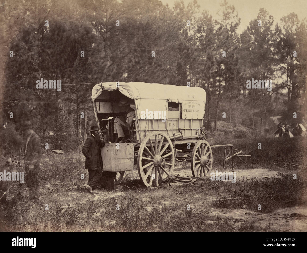 Telegraph sur le terrain - chariot batterie Photographie montrant le wagon dans lequel la batterie utilisée pour alimenter le système de télégraphe a été menée sur le terrain, vers 1864 Banque D'Images