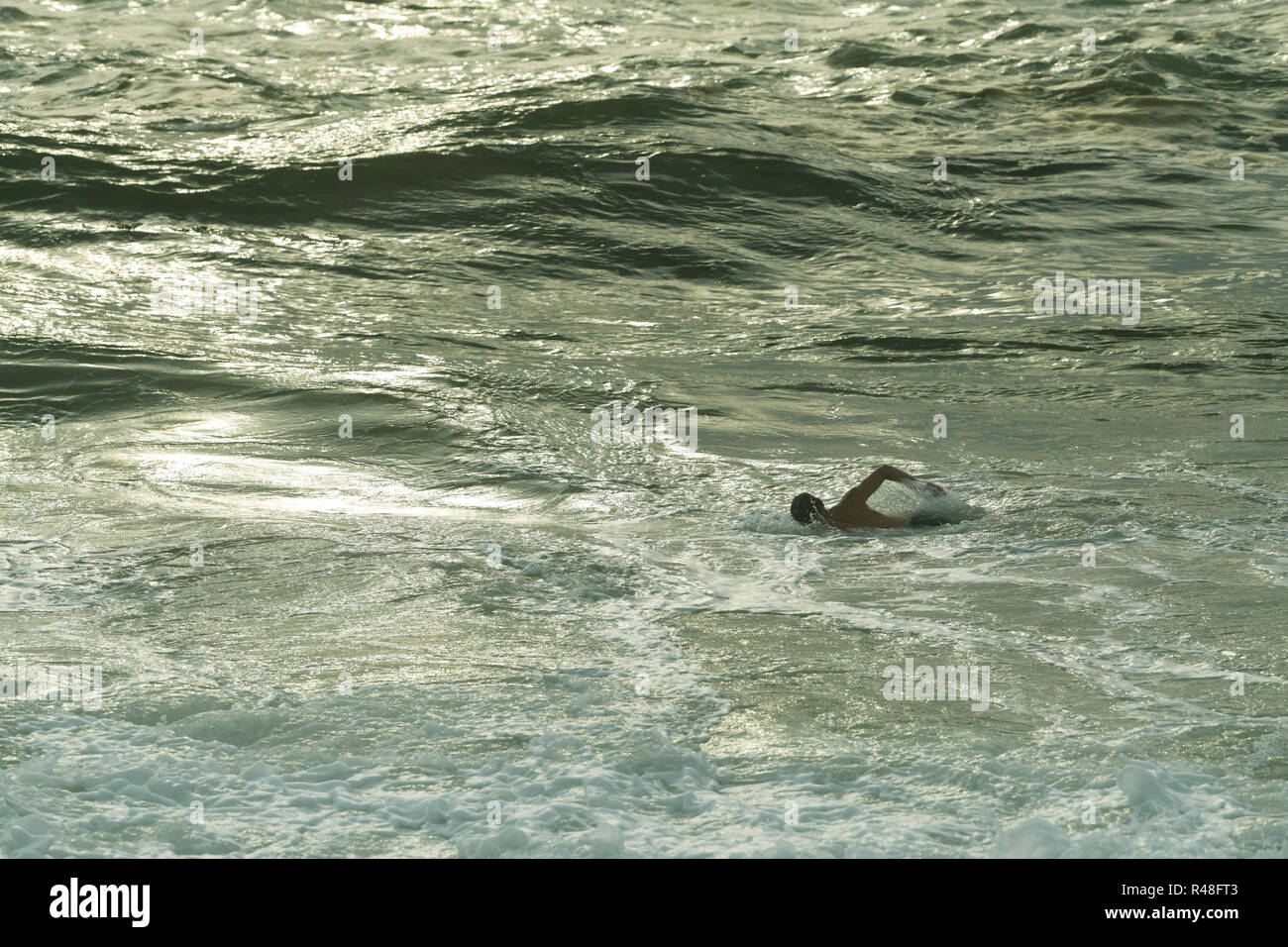 Durban, le KwaZulu-Natal, Afrique du Sud, seul mâle adulte, la formation d'un nageur en eau libre extrême en ocean avec big swell Banque D'Images