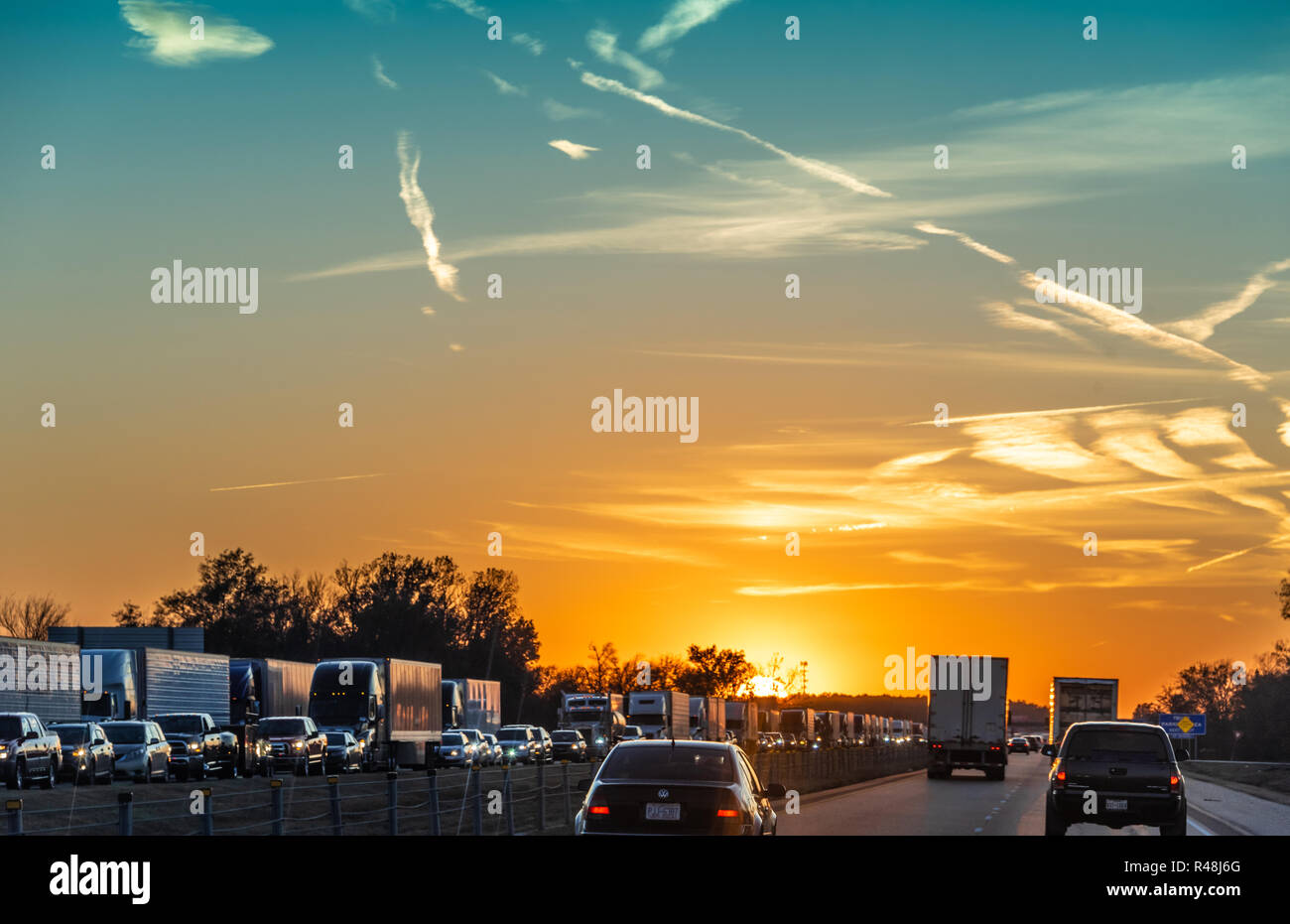 Embouteillage au coucher du soleil sur l'Interstate 40 à West Memphis, Arkansas. (USA) Banque D'Images