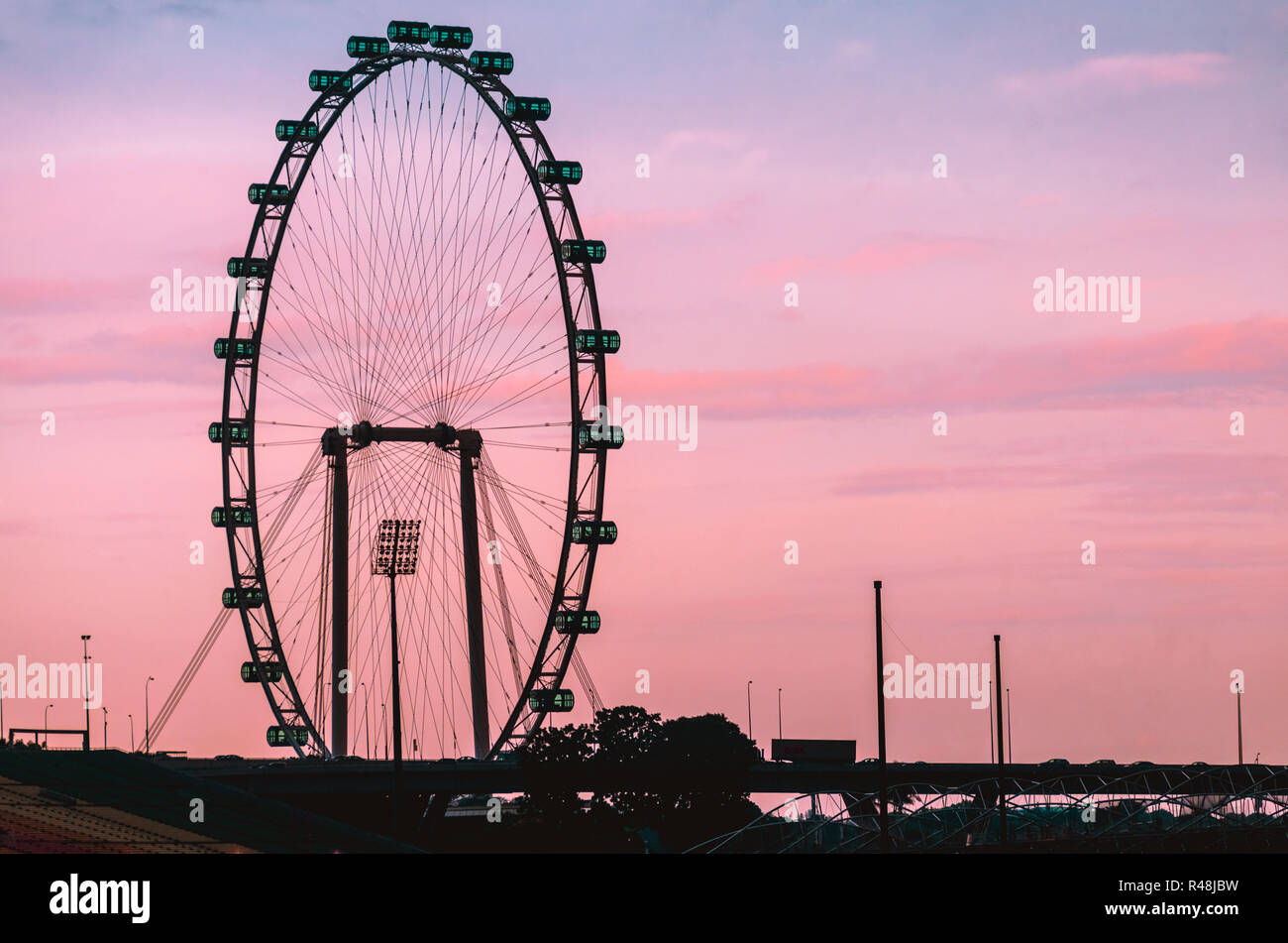 Singapore Flyer pendant le coucher du soleil Banque D'Images
