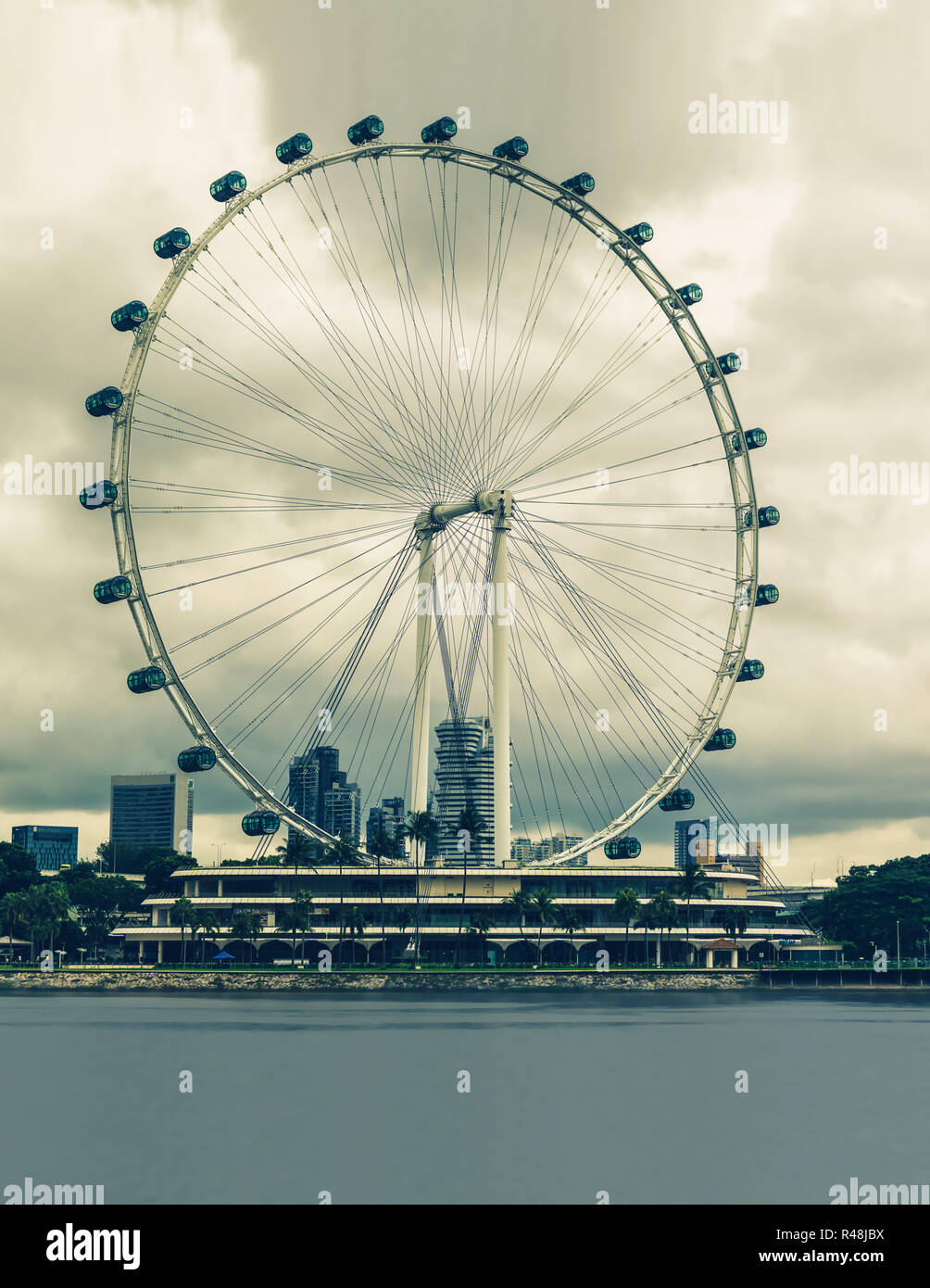 Une vue de la Singapore Flyer sur un jour nuageux Banque D'Images