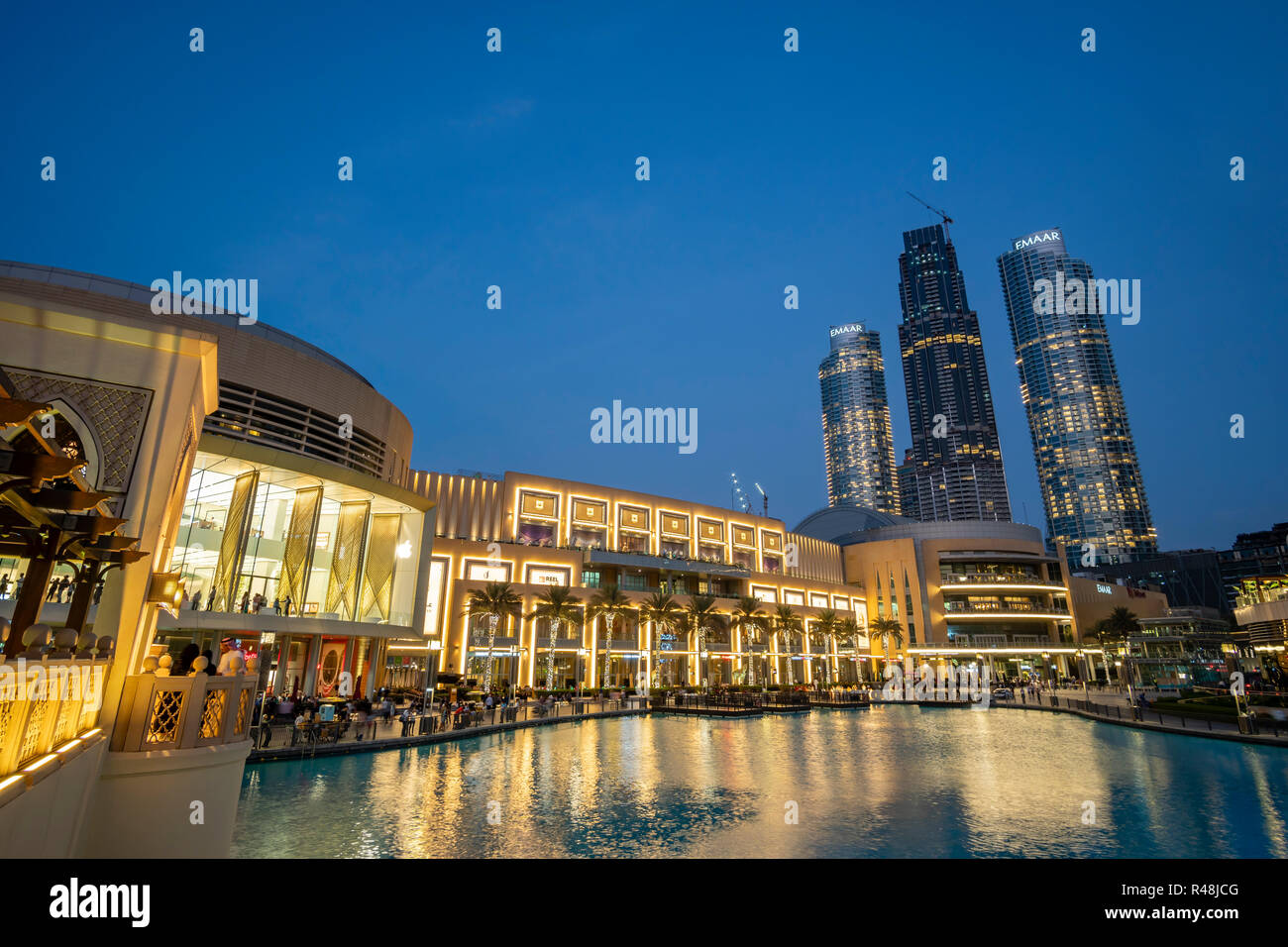 Les personnes qui désirent visiter le centre commercial de Dubaï aux Émirats Banque D'Images