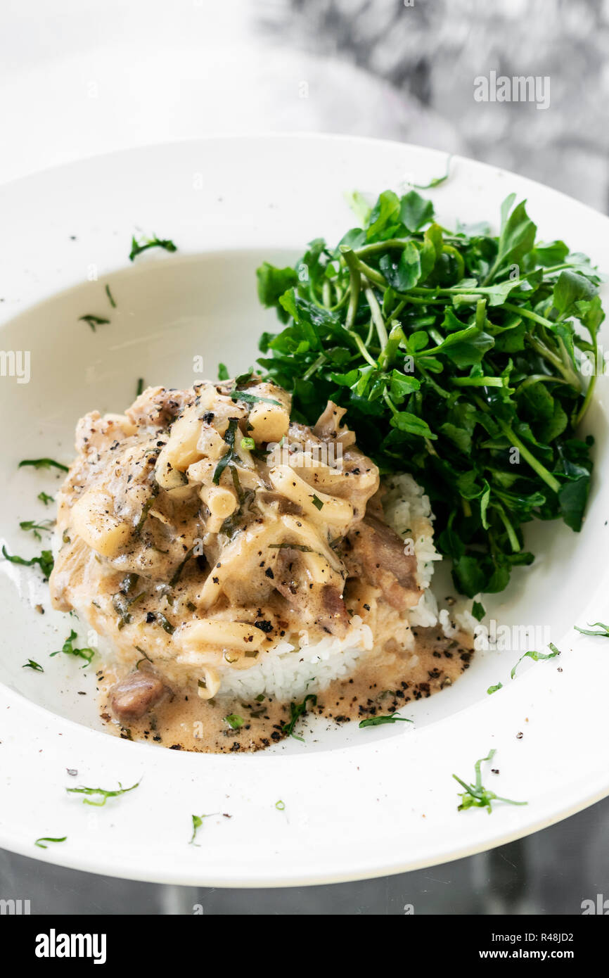 Stroganoff de porc aux champignons et sauce crème paprika repas gastronomique au restaurant Banque D'Images