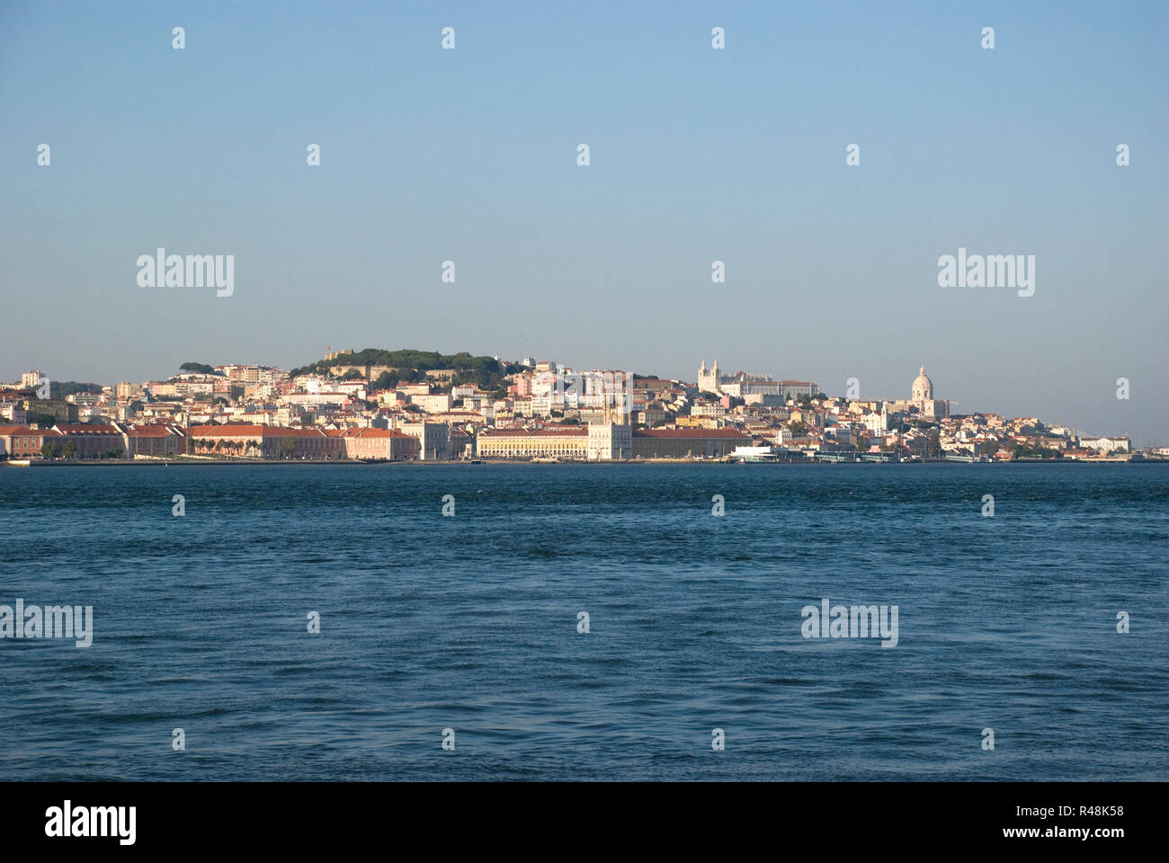 Blick auf die Skyline von Lissabon und den Fluss Tejo, Portugal Banque D'Images