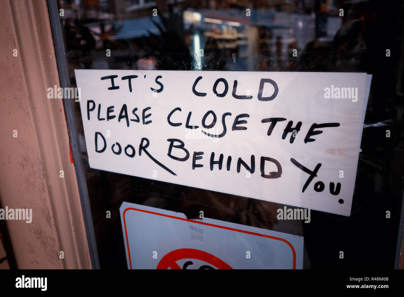 Le froid s'il vous plaît, fermez la porte derrière vous vous inscrivez à une porte Banque D'Images