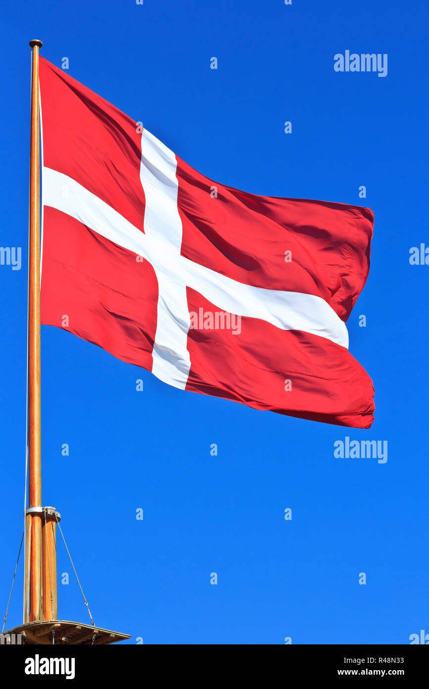 Le drapeau national du Danemark (Dannebrog), de haut vol sur Copenhague, Danemark Banque D'Images