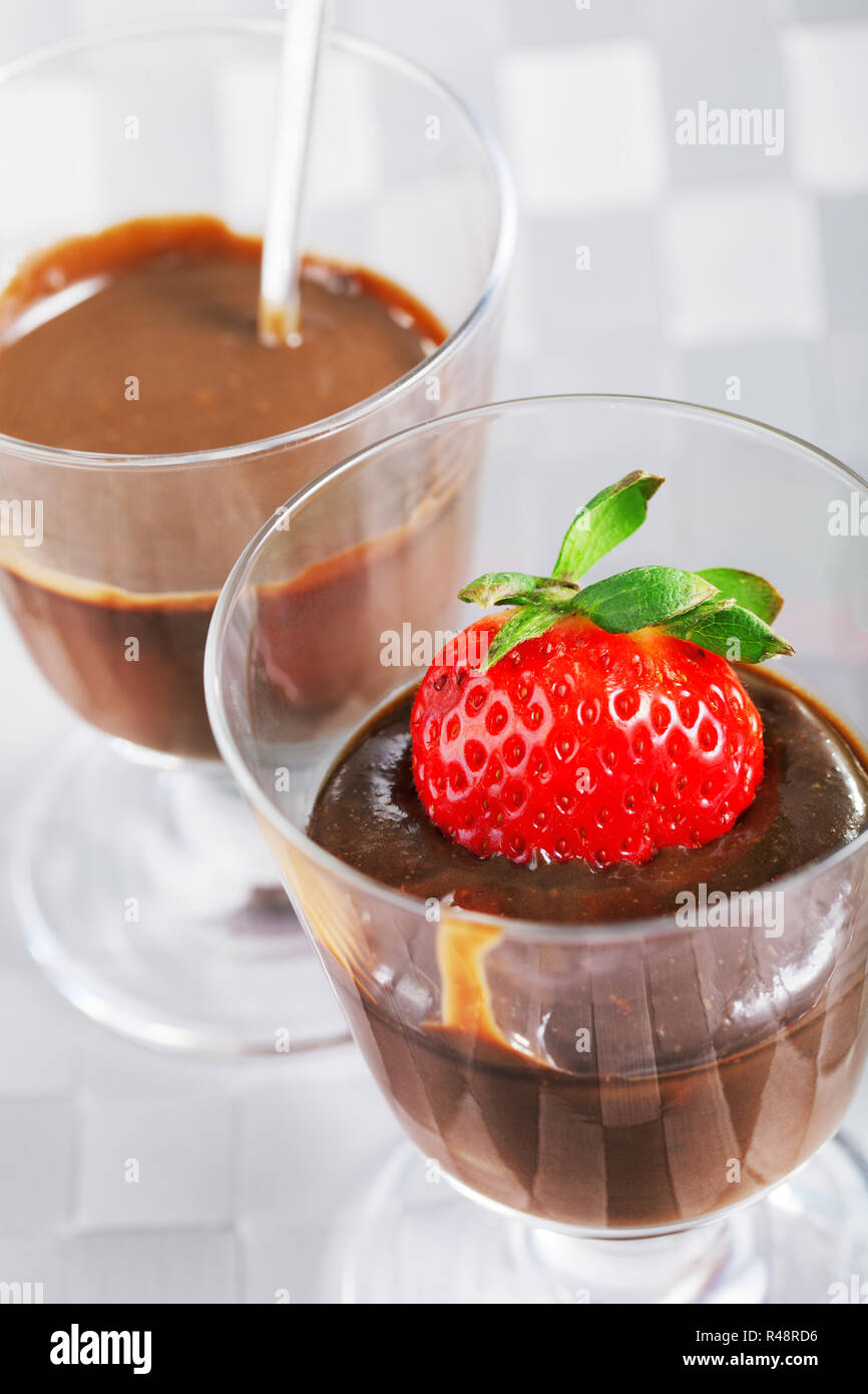 Mousse au chocolat maison avec fruits,mousse au chocolat maison avec