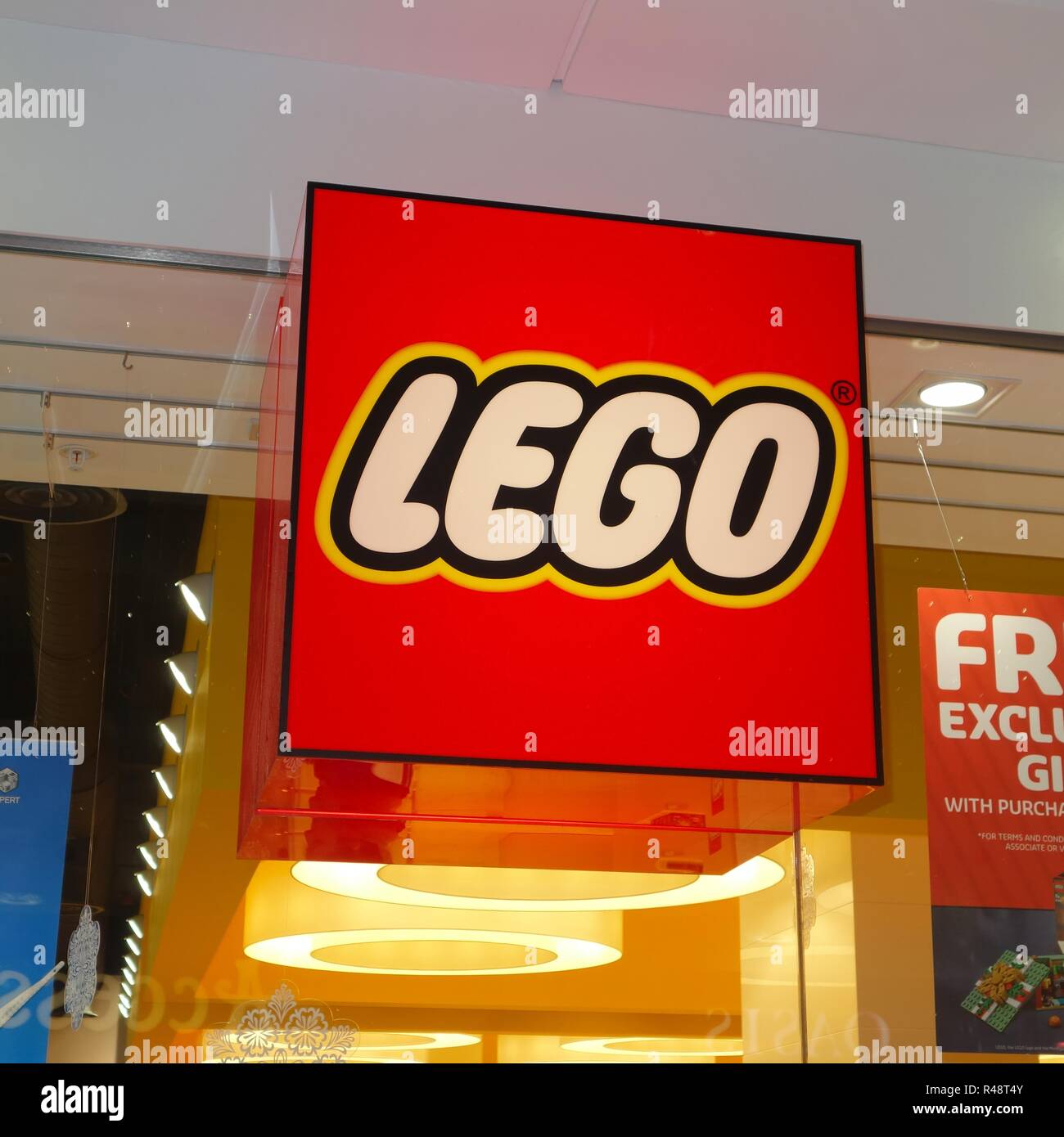 øretelefon dreng positur Un signe au-dessus de Lego shop une fenêtre avant Photo Stock - Alamy