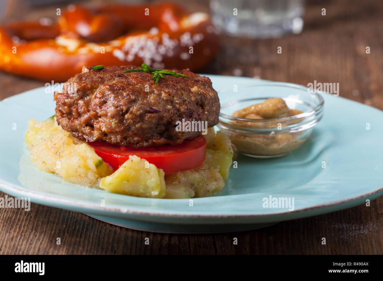 Boulettes de Bavière et la salade de pommes de terre Banque D'Images