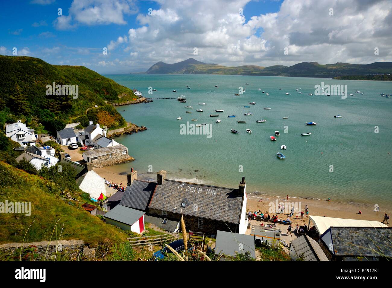Vue d'un petit village situé sur une baie Banque D'Images