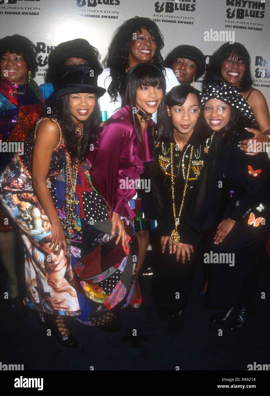 LOS ANGELES, CA - le 25 février : Dawn Robinson chanteurs, Cindy Herron Terry Ellis et Maxine Jones, du groupe de musique en vogue (avant) et Martha Reeves et les Vandellas assister à la Rhythm and Blues Foundation's Fourth Annual Pioneer Awards le 25 février 1993 au Palace Theatre de Los Angeles, Californie. Photo de Barry King/Alamy Stock Photo Banque D'Images