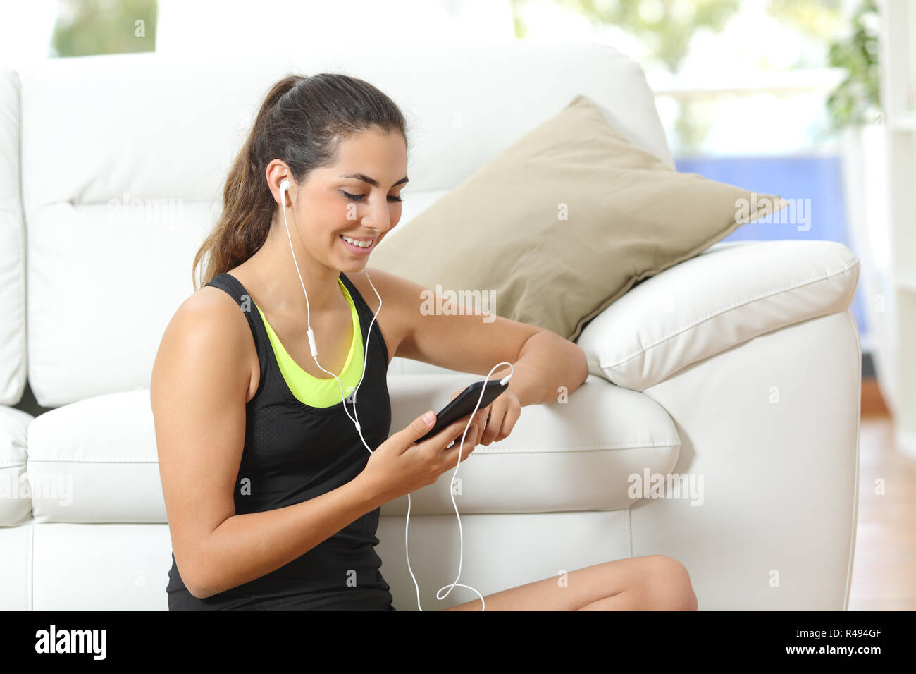 Fitness petite fille à l'écoute de la musique avec vos écouteurs Banque D'Images