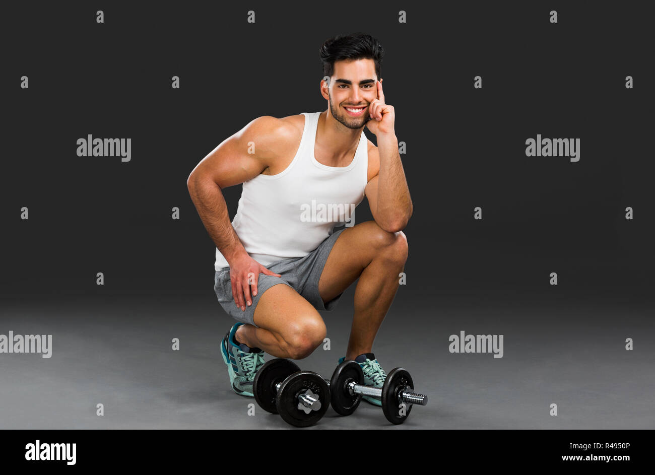 Athletic man lifting weights Banque D'Images