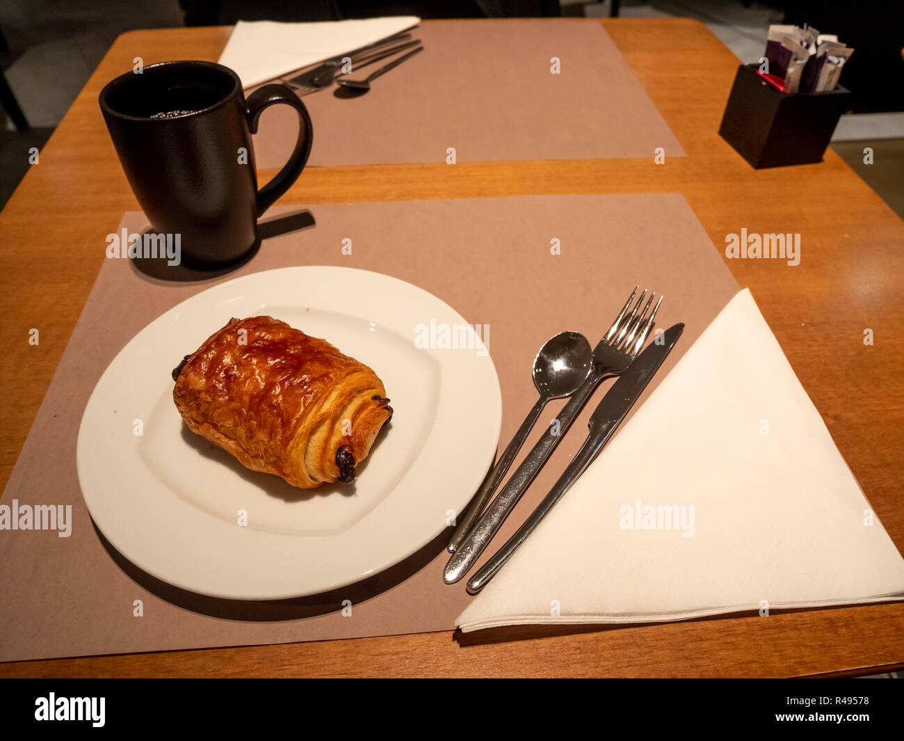 Vue d'un petit-déjeuner simple avec des produits de boulangerie et Café Tasse Banque D'Images