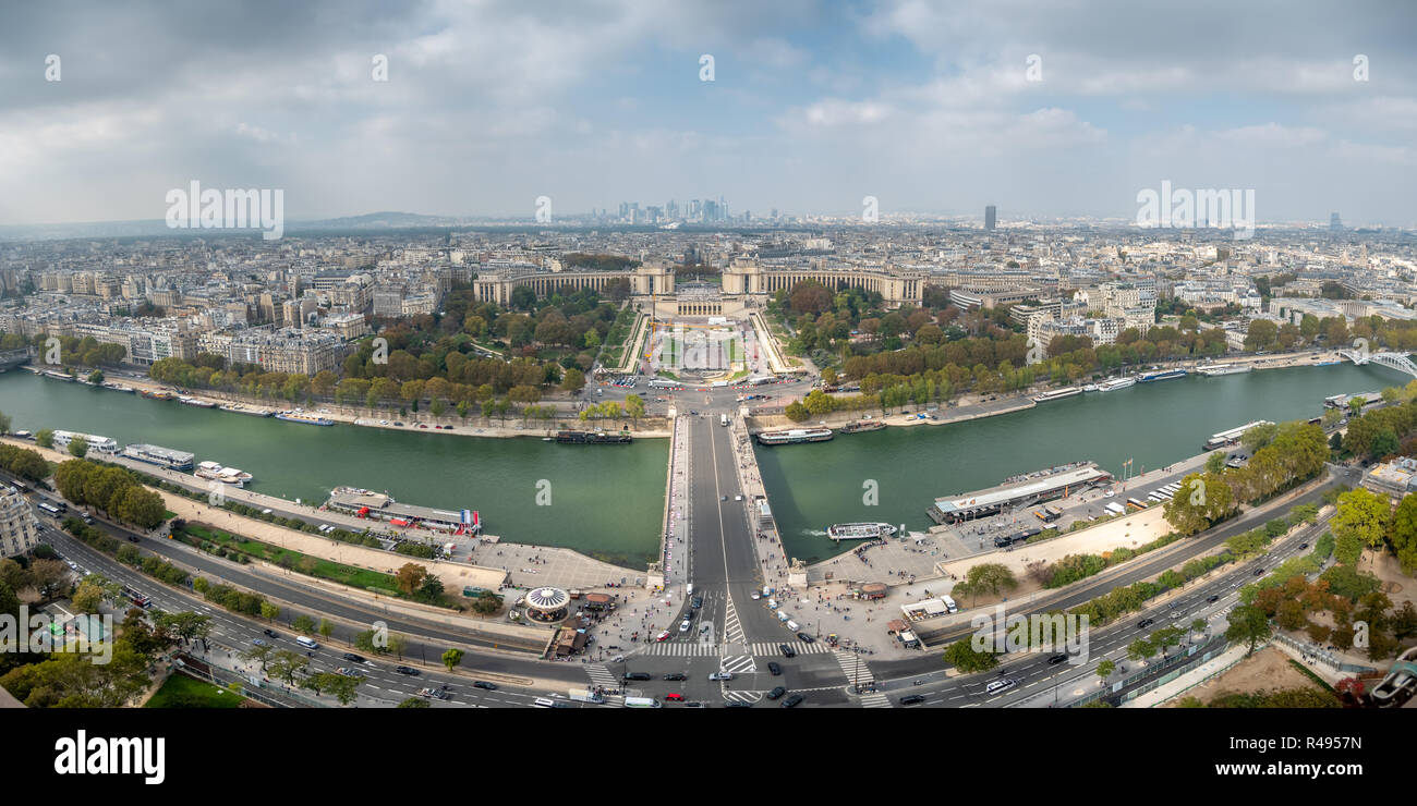 Vue sur la Place du Trocadéro, de la Tour Eiffel à la défense en arrière-plan Banque D'Images