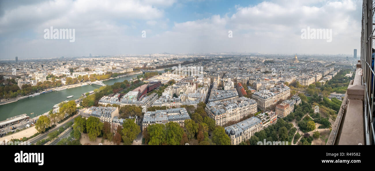 Vue sur le côté nord de la Tour Eiffel Vue sur la ville Banque D'Images