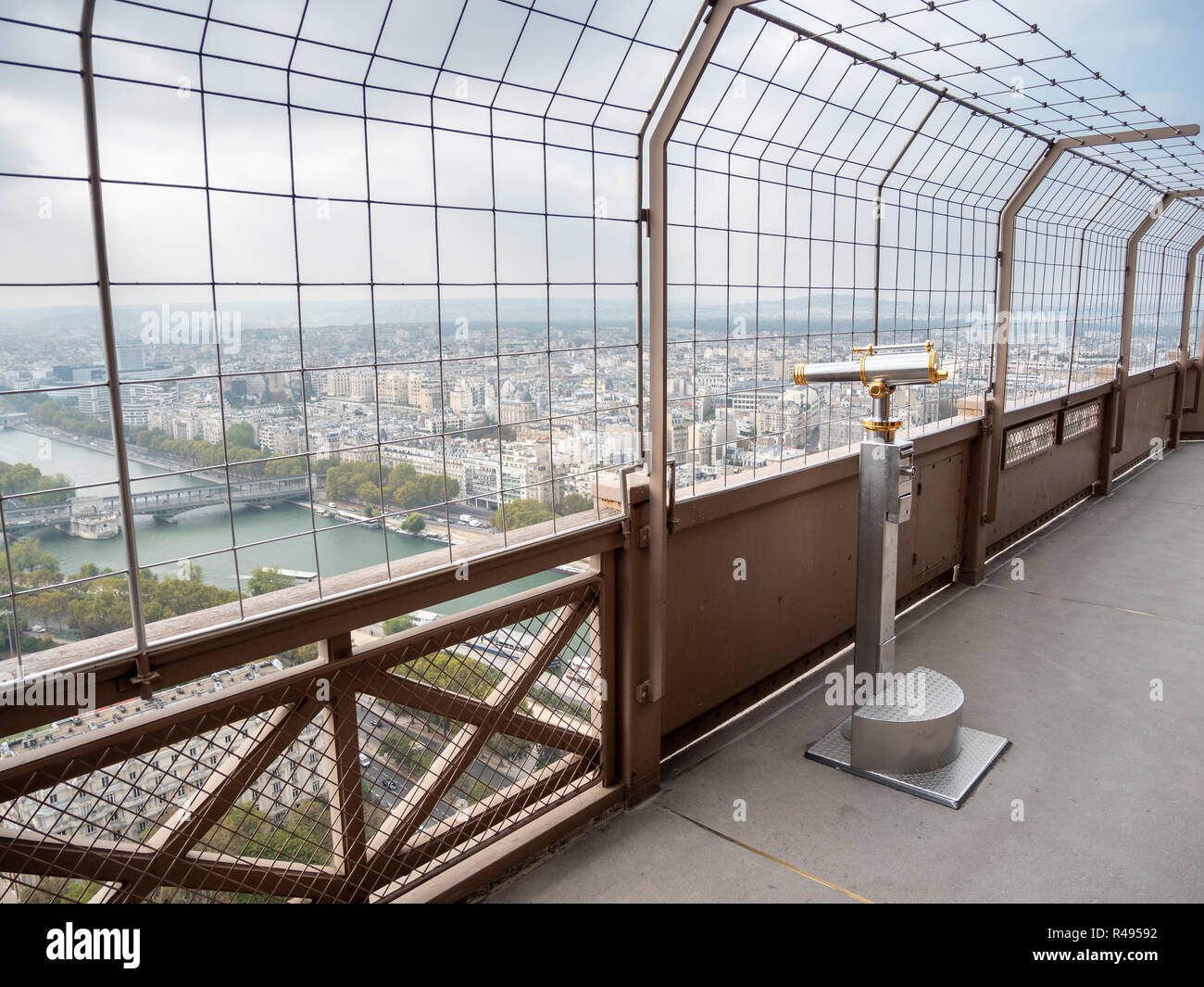 Avis de marche jusqu'au côté ouest de la Tour Eiffel Banque D'Images