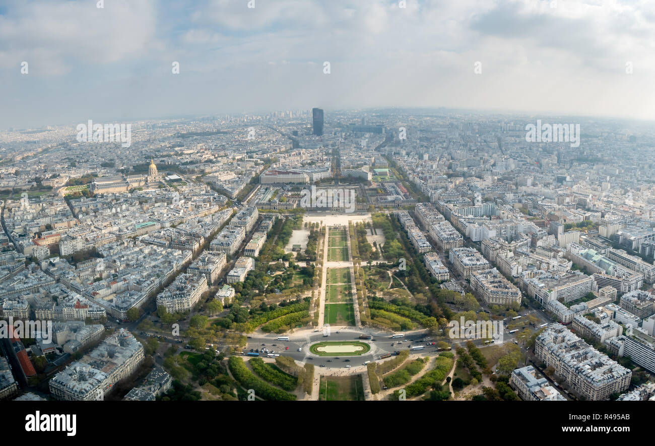 Vue panoramique de la Tour Eiffel à la South East à Champ de Mars Banque D'Images