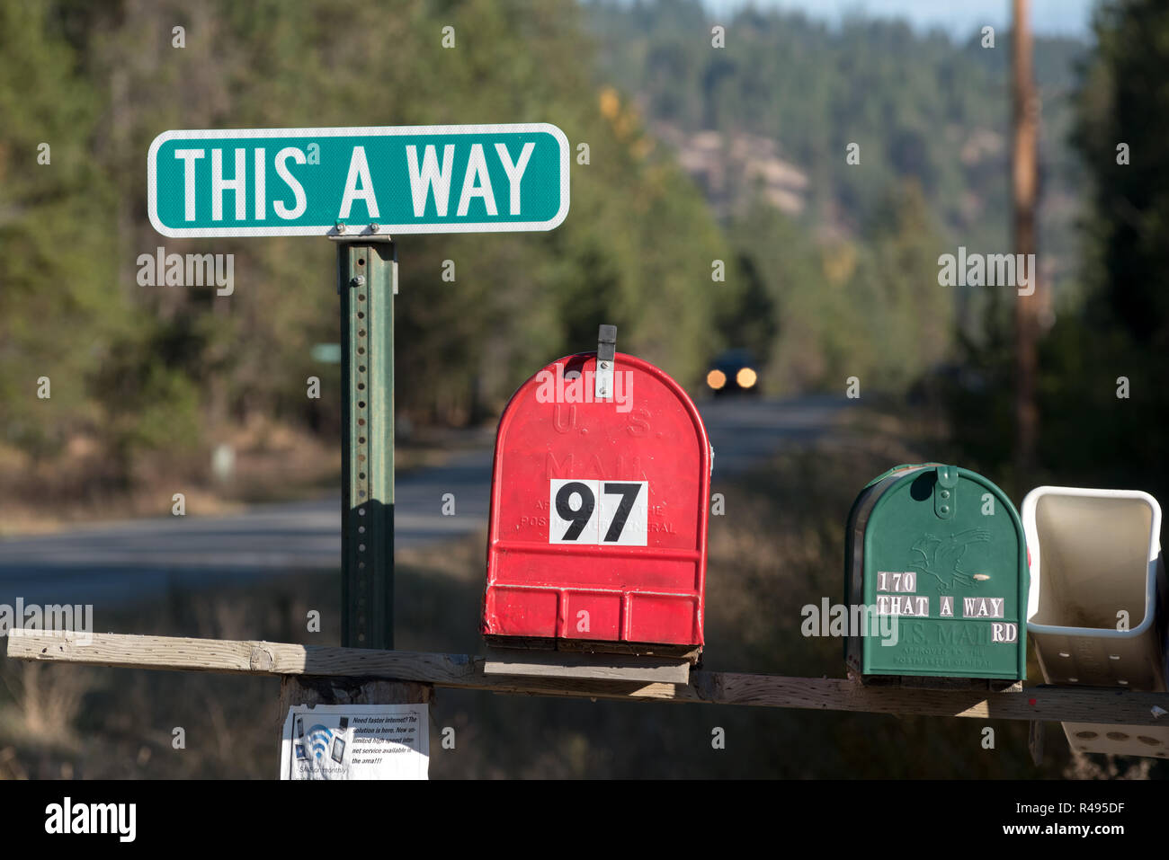 Cette façon signe de route et les boîtes aux lettres, Bonner Comté (Idaho). Banque D'Images