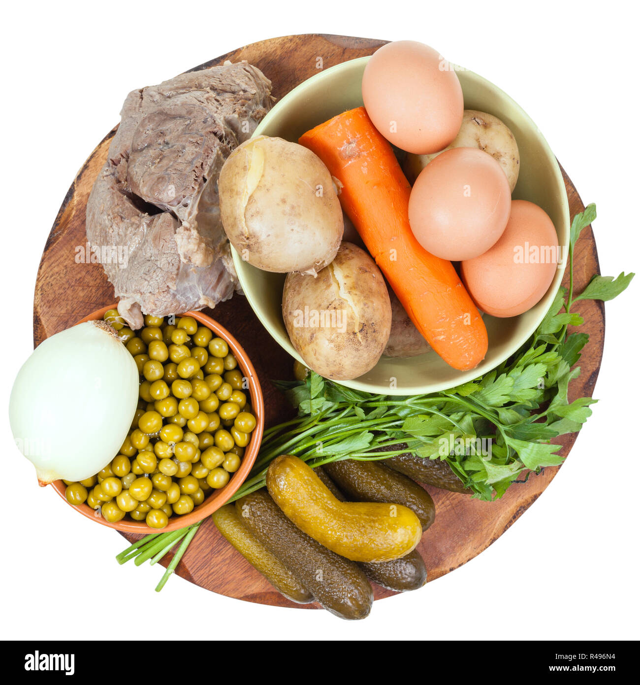 Vue de dessus d'ingrédients pour cuisiner une salade russe Banque D'Images