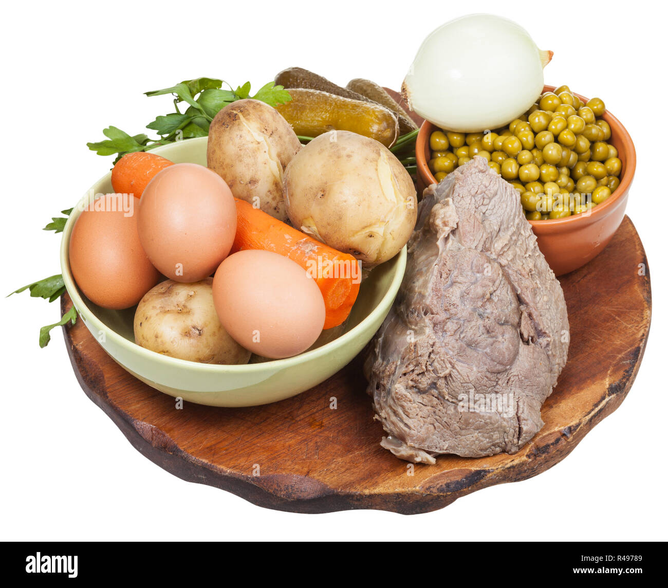 Ingrédients pour cuisiner une salade russe à bord Banque D'Images