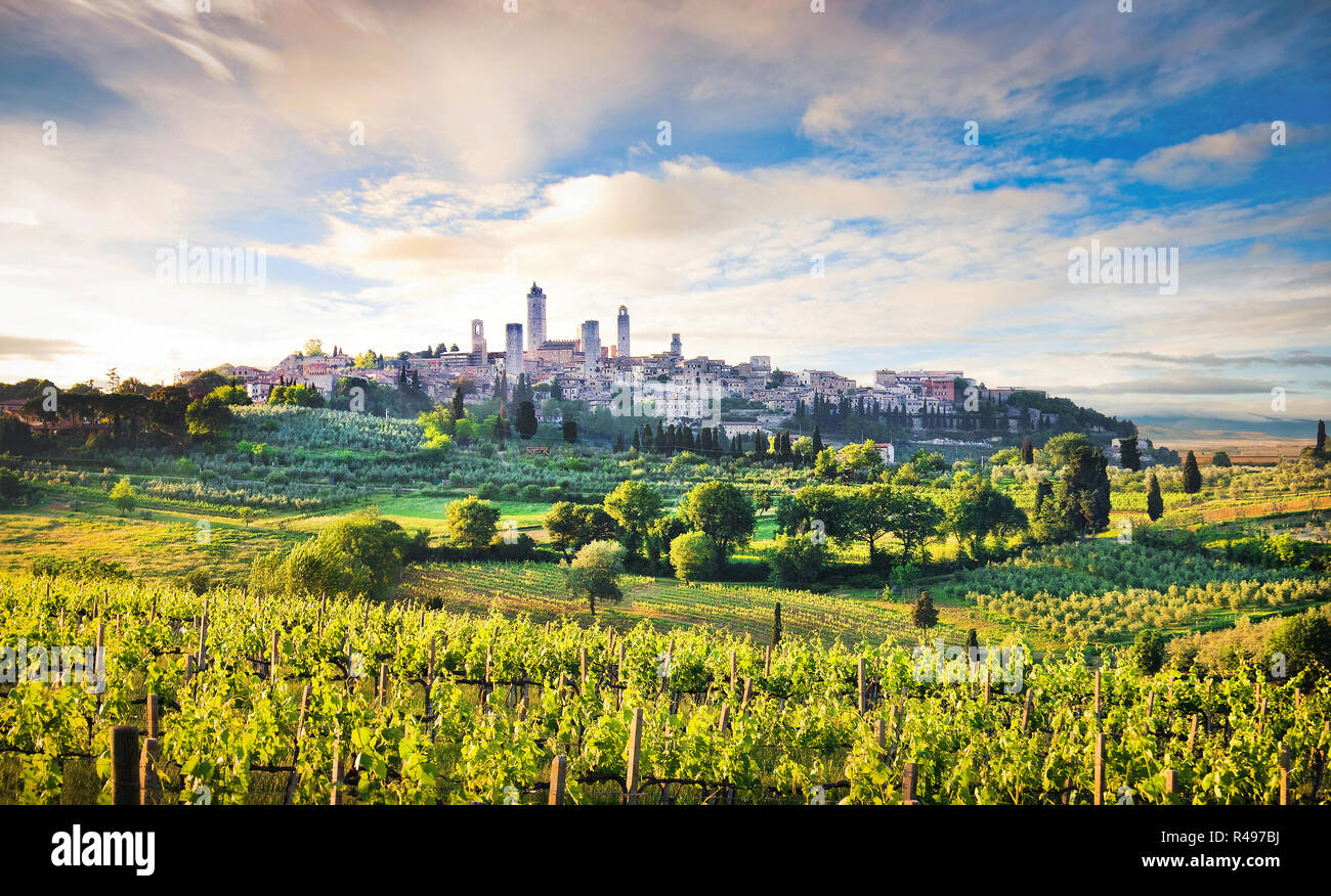 Beau paysage avec la ville médiévale de San Gimignano au coucher du soleil en Toscane, province de Sienne, Italie Banque D'Images