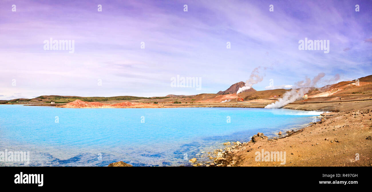 Vue panoramique du paysage géothermique avec beau lac de cratère bleu azur, 73320, au nord de l'Islande Banque D'Images