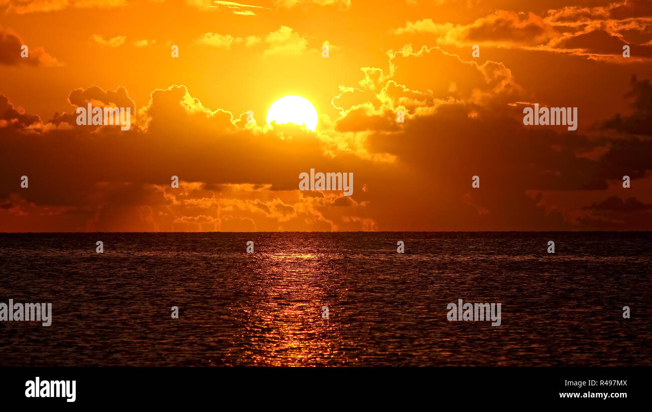 Coucher du soleil tropical sur le golfe du Mexique, dans les Florida Keys Banque D'Images