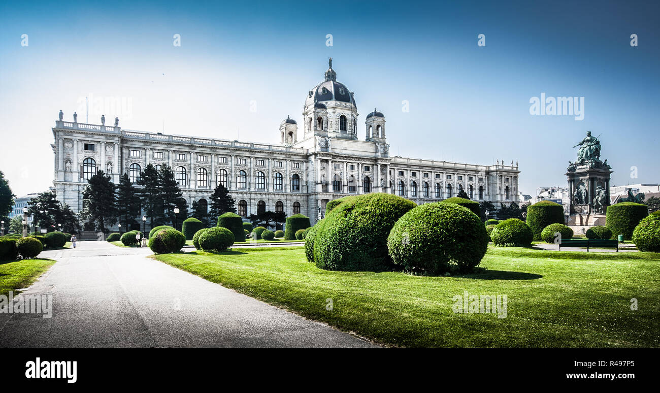 Vue panoramique du célèbre Kunsthistorisches Museum (Musée de l'histoire de l'Art) avec parc et sculptures à Vienne, Autriche Banque D'Images