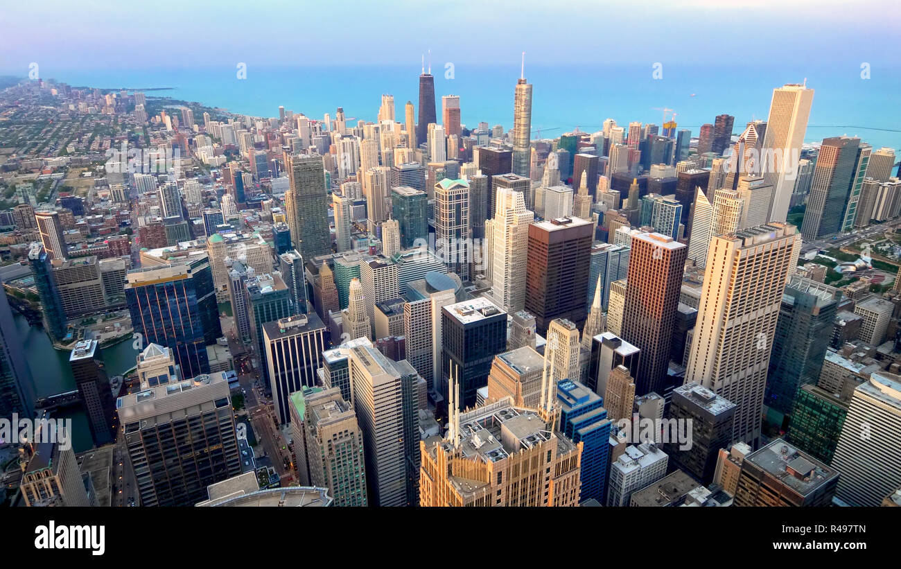 Vue aérienne du centre-ville de Chicago sur les toits de la ville et le lac Michigan à partir de au-dessus de Chicago, Illinois (logos floue pour un usage commercial) Banque D'Images