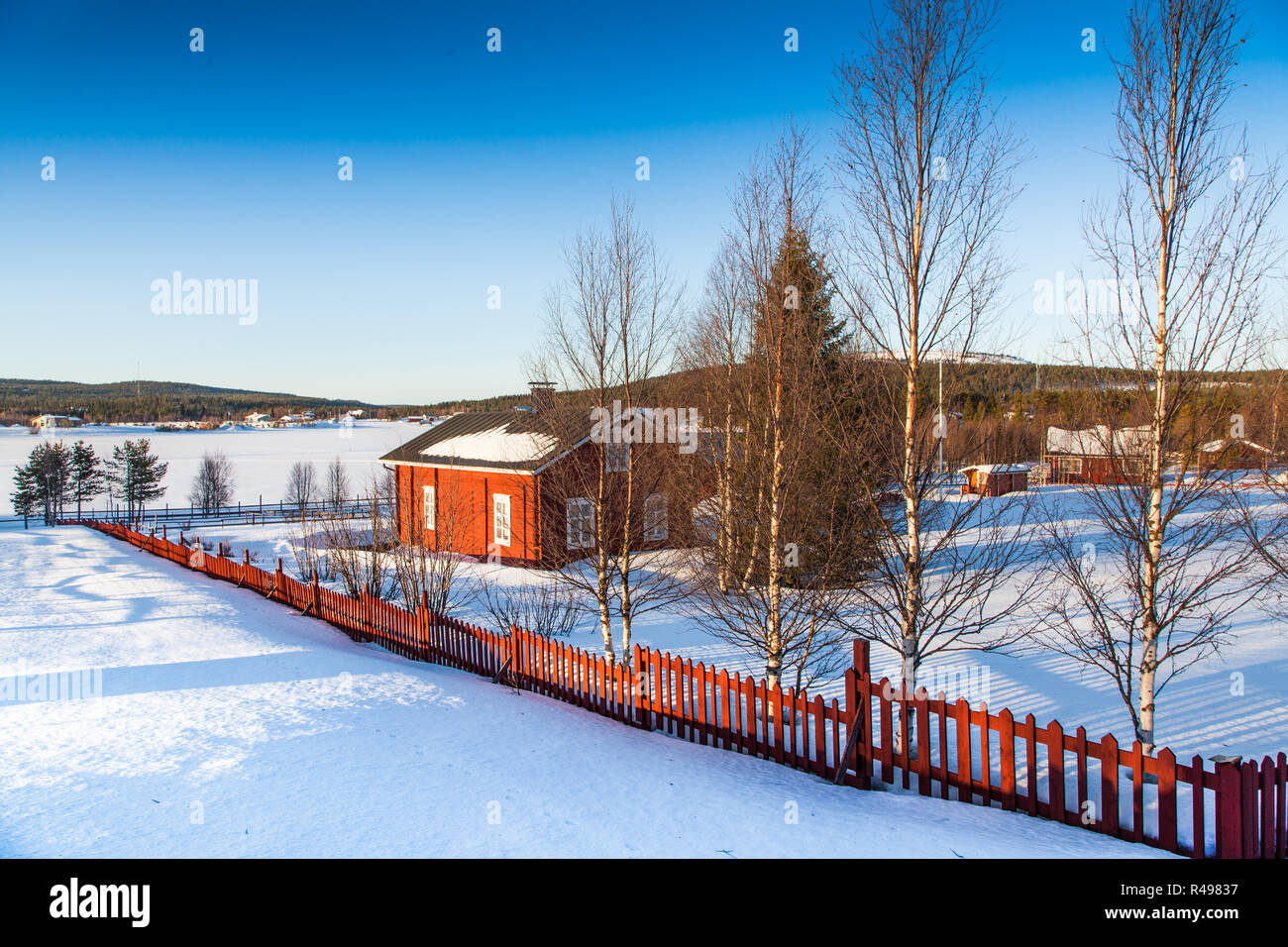 Beau paysage d'hiver avec maison à lac gelé en Scandinavie Banque D'Images