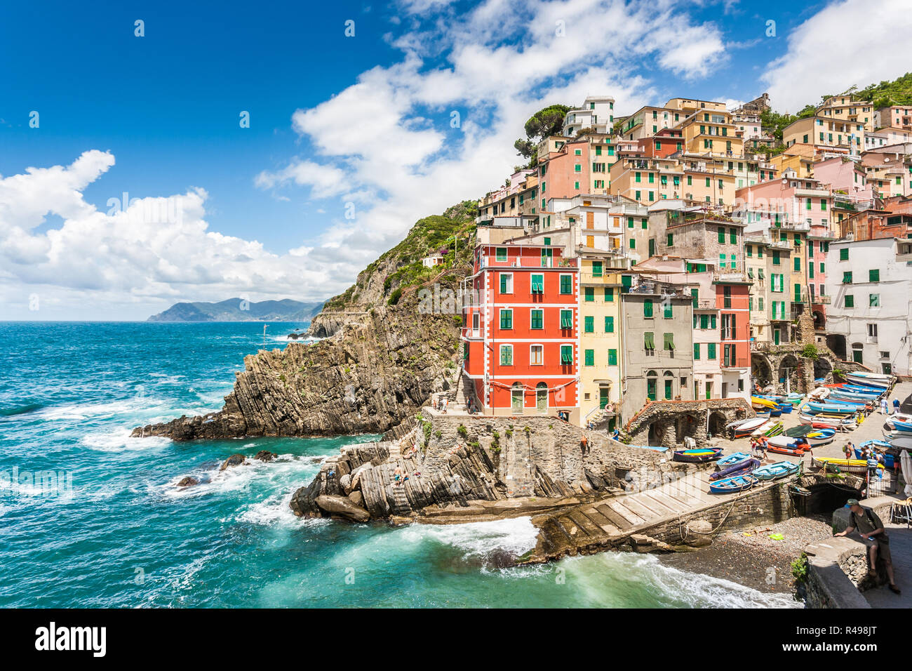 Vue panoramique de Riomaggiore, l'un des cinq villages de pêcheur célèbre Cinque Terre en Ligurie, Italie Banque D'Images