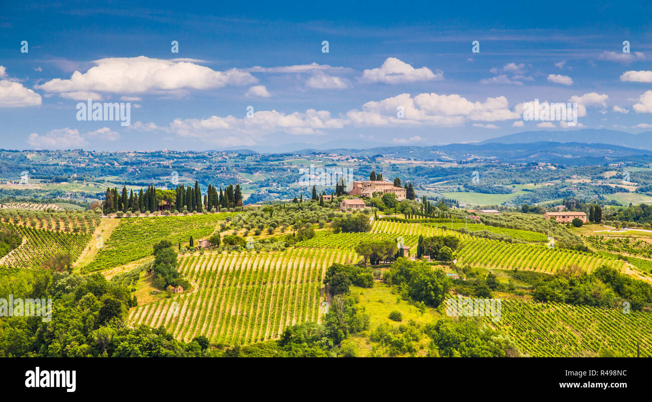 Le paysage pittoresque de la Toscane avec ses collines et vallées sur une journée ensoleillée avec ciel bleu et nuages dans le Val d'Orcia, Italie Banque D'Images