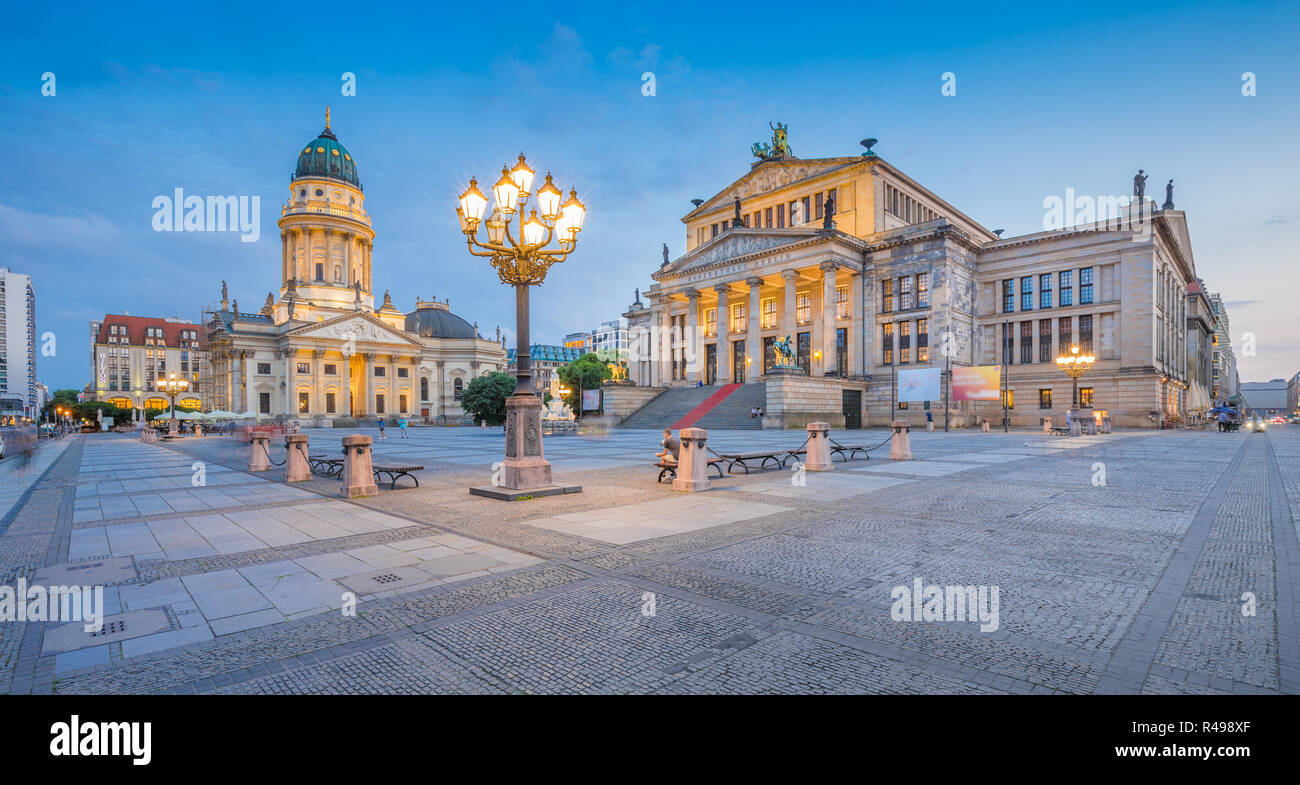 Vue panoramique de la célèbre place Gendarmenmarkt à Berlin Concert Hall et Cathédrale allemande au crépuscule pendant heure bleue au crépuscule, Berlin Mitte distri Banque D'Images
