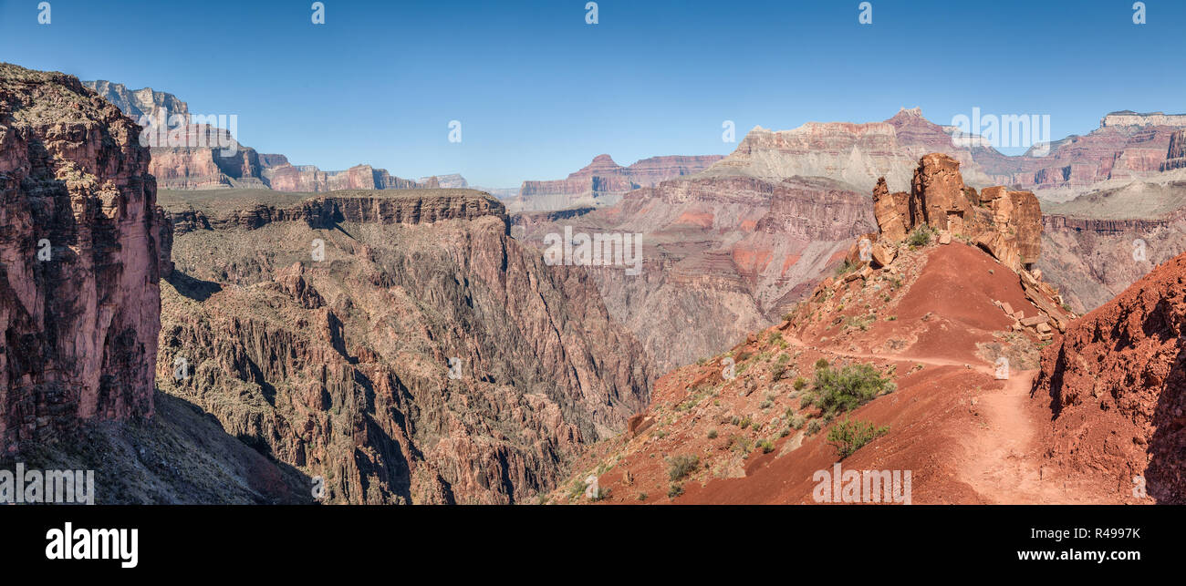 Vue panoramique du Sentier Kaibab Sud descendant dans la célèbre Grand Canyon dans la belle lumière du soir d'or au coucher du soleil en été, Arizona, USA Banque D'Images