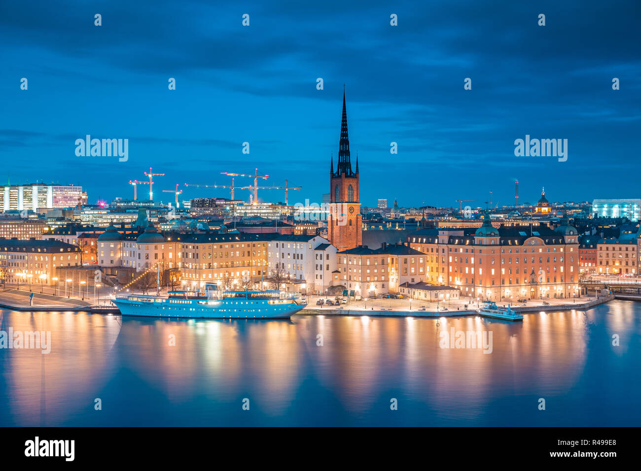 Vue panoramique sur le centre-ville de Stockholm célèbre avec Riddarholmen historique à Gamla Stan la vieille ville au cours de l'heure bleue au crépuscule, Södermalm, central Banque D'Images