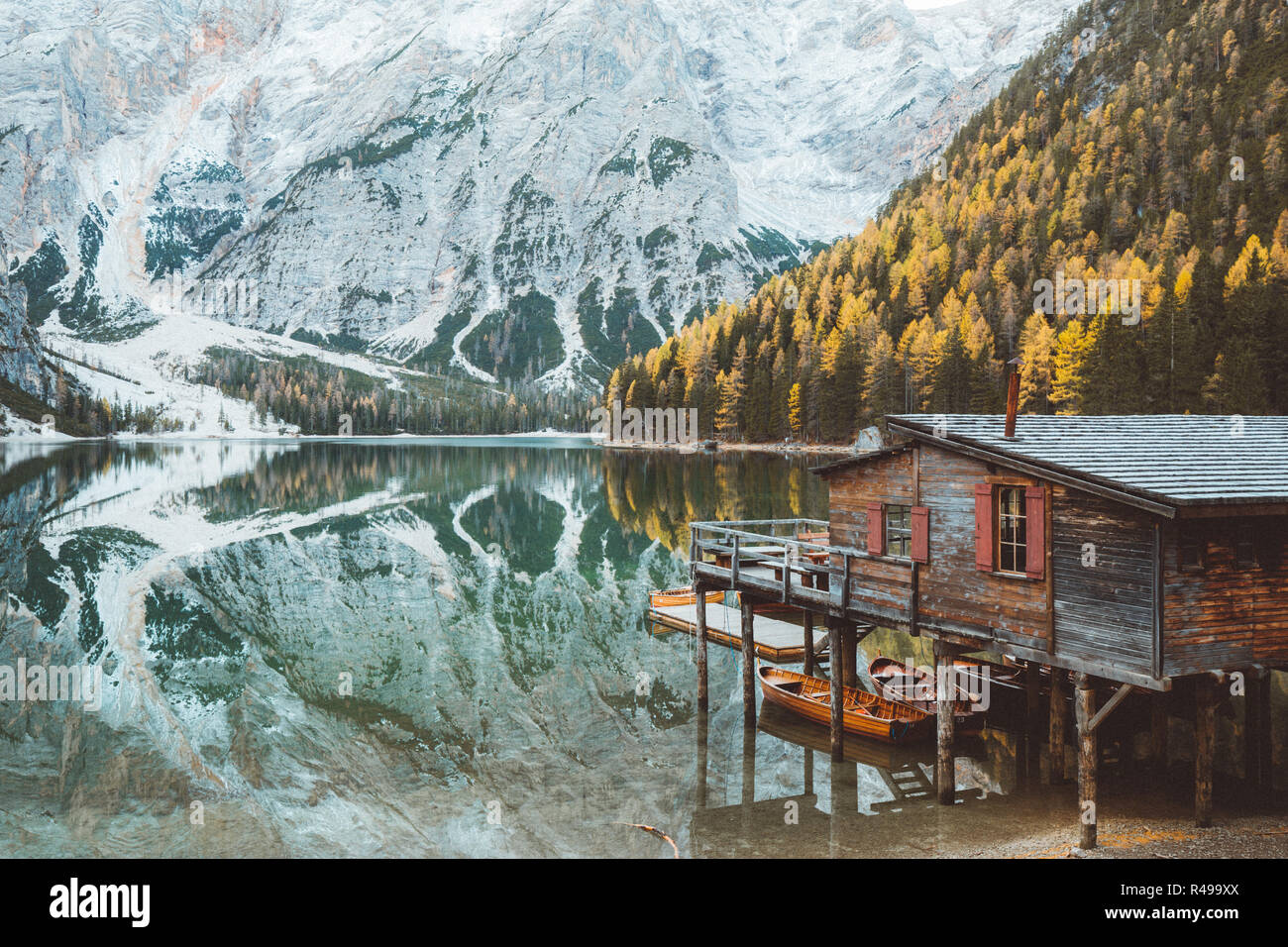 Vue panoramique de hangar à bois traditionnel célèbre Lago di Braies avec des pics de montagne Dolomites reflétant dans le lac, le Tyrol du Sud, Italie pois montagne Banque D'Images