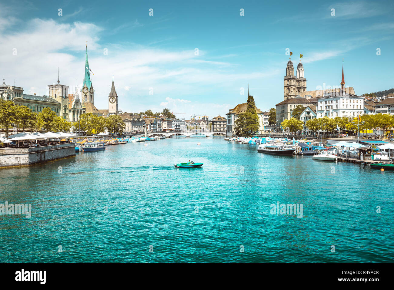 Vue panoramique du centre-ville de Zurich avec les églises et les bateaux sur la magnifique rivière Limmat en été, Canton de Zurich, Suisse Banque D'Images