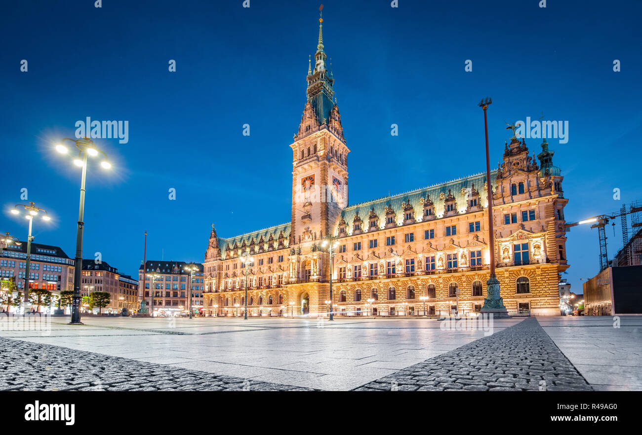 Vue de crépuscule classique célèbre mairie de Hambourg avec Rathausmarkt square allumé pendant l'heure bleue au crépuscule, Hambourg, Allemagne Banque D'Images