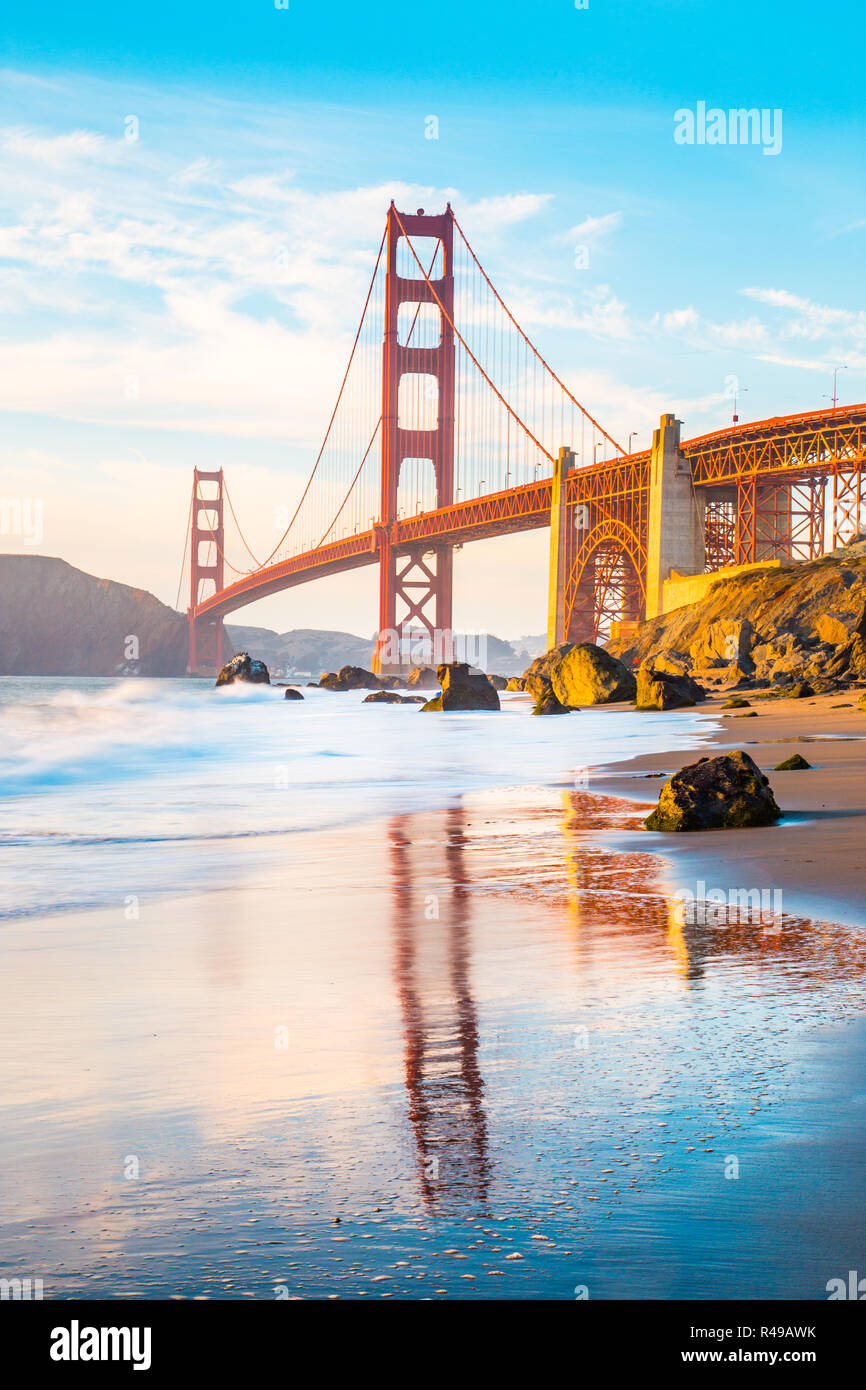 Célèbre Golden Gate Bridge vu de scenic Baker Beach dans un beau soir d'or lumière sur une journée ensoleillée avec ciel bleu et nuages, San Francisco, États-Unis Banque D'Images