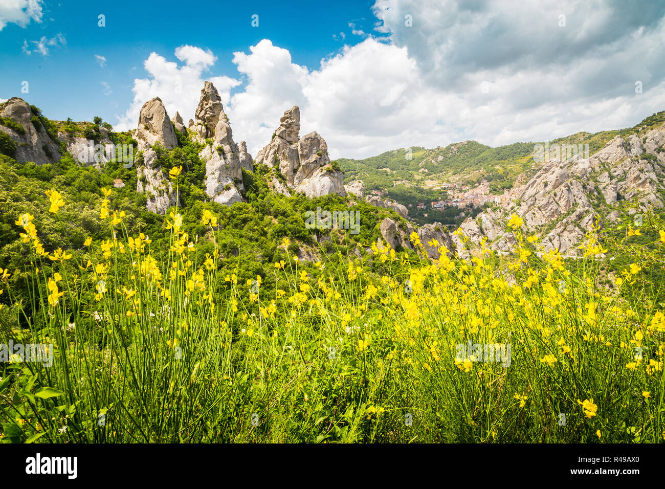Vue panoramique du célèbre Lucan Dolomites avec beau village de montagne de Castelmezzano en été, Basilicate, Italie Banque D'Images