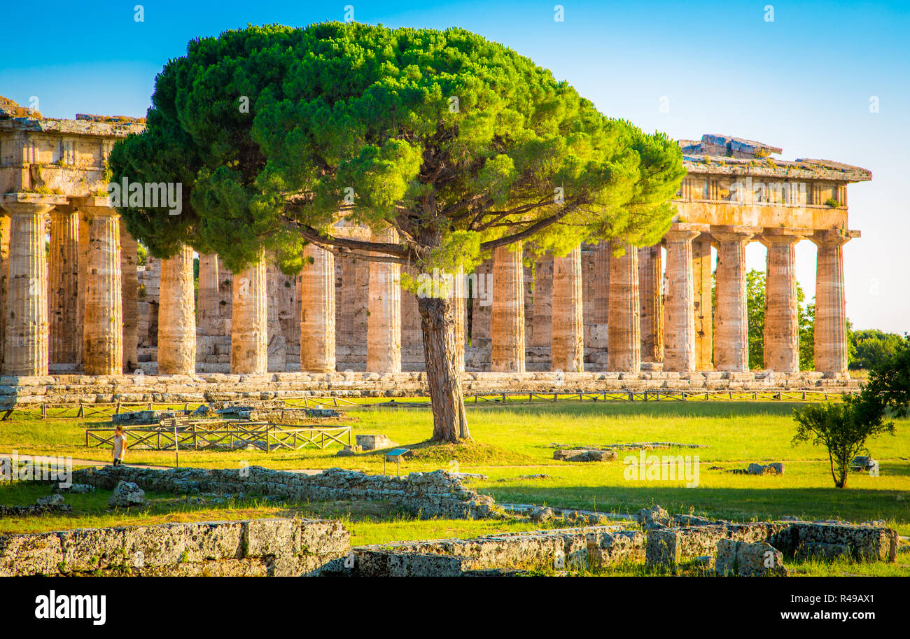 Les temples de Paestum Archaeological Site du patrimoine mondial de l'au coucher du soleil, Province de Salerne, Campanie, Italie Banque D'Images